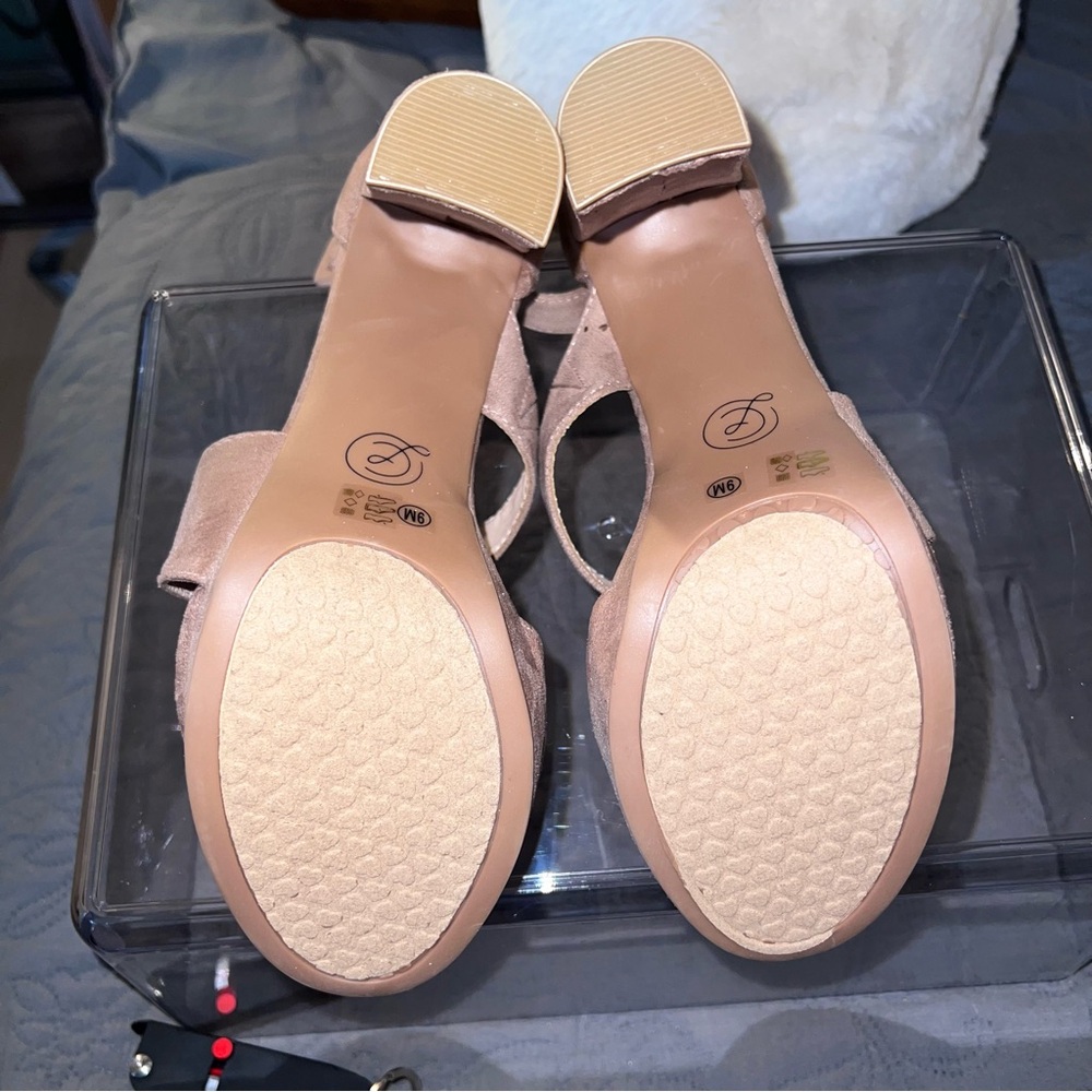 Chinese Laundry Women's Blush Heels size 9.5 strap closure, slip resist soles - Picture 8 of 8